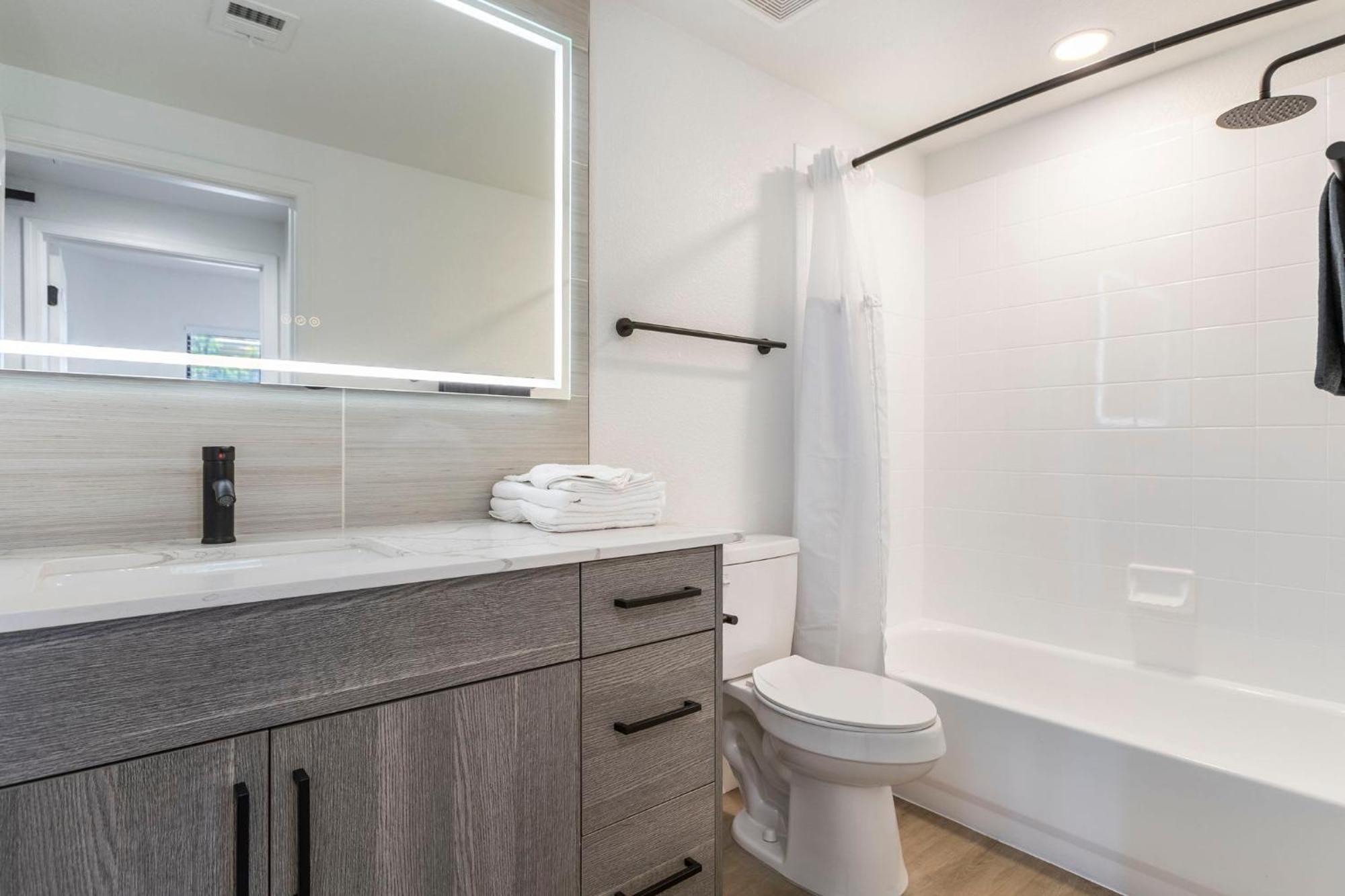 2br Cozysuites At Kierland Commons With Pool #08