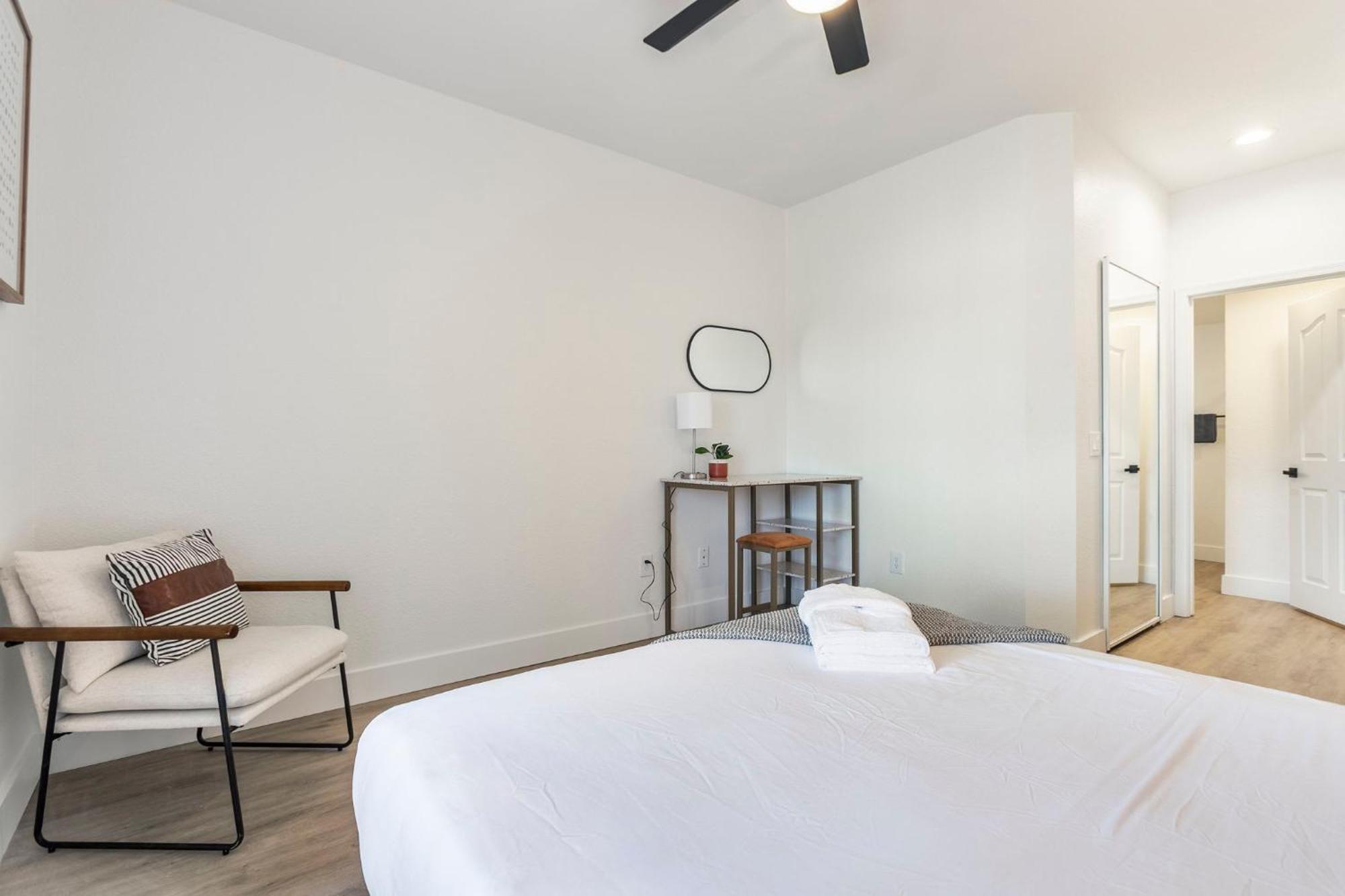 Apartment 2br Cozysuites At Kierland Commons With Pool #08