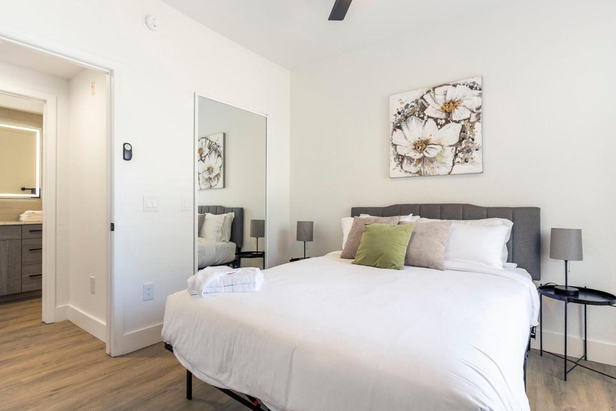 Apartment 2br Cozysuites At Kierland Commons With Pool #08 Scottsdale