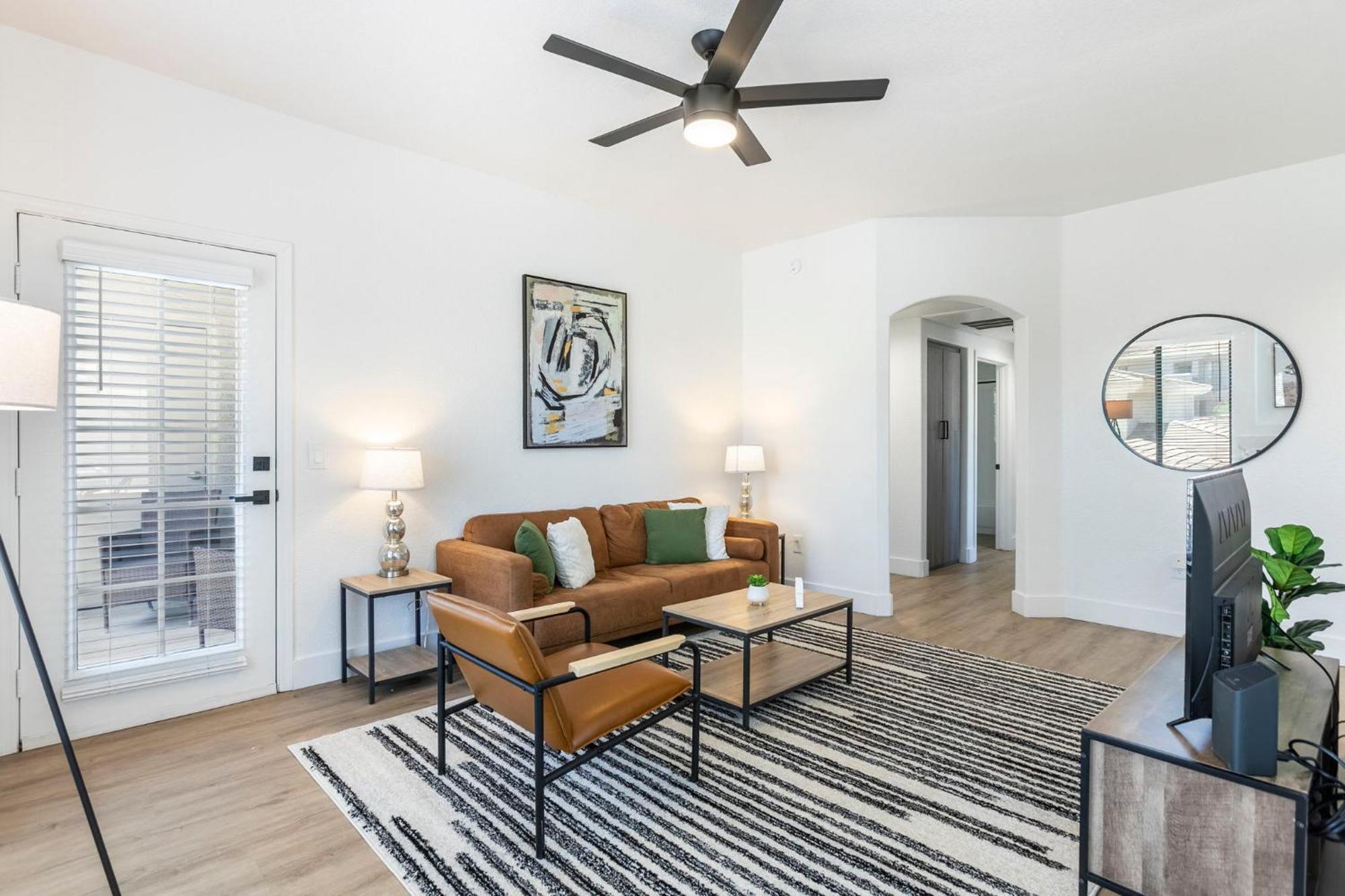 2br Cozysuites At Kierland Commons With Pool #08